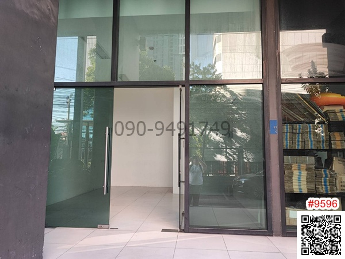 For RentCondoRatchathewi,Phayathai : Condo space for rent, The Capital Ratchaprarop-Vipha, has 2 rooms, suitable for opening a laundry shop and selling things.