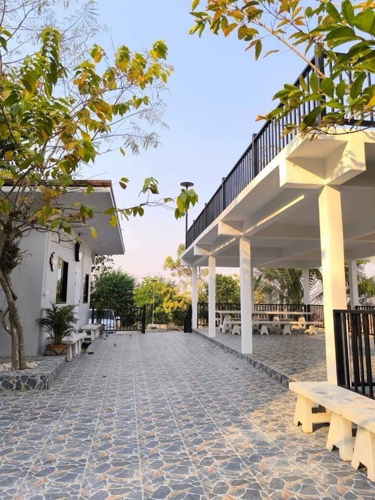 ขายบ้านสระบุรี : 📢👇ขายบ้านพร้อมสระว่ายน้ำในที่ดิน 4 ไร่ สระบุรี ไม่ไกลจากกรุงเทพ  จากฟิวเจอร์พาร์ครังสิต ระยะทางประมาณ 120 กิโลเมตร อากาศดี ราคาดี  ด้านหลังเป็นสวนผลไม้ ทั้งมะขามเทศ ลำไย ส้มโอ น้อยหน่า มะม่วง เอกสารสิทธิ์โฉนดครุฑแดง