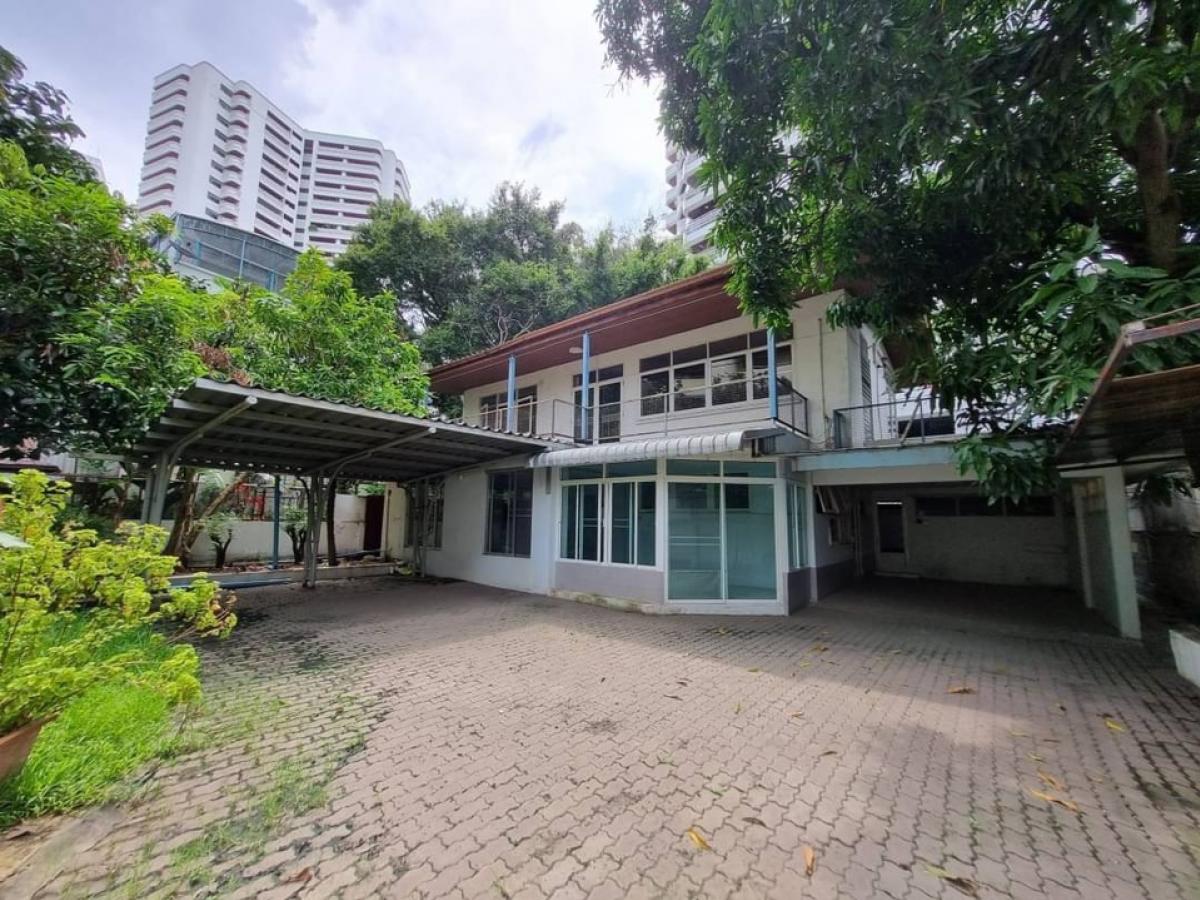 For RentHouseSukhumvit, Asoke, Thonglor : Baan Phrom Phong -Thong Lo, 5-7 car parking. Cafe, restaurant, spa, clinic, school, omakase, chef table.