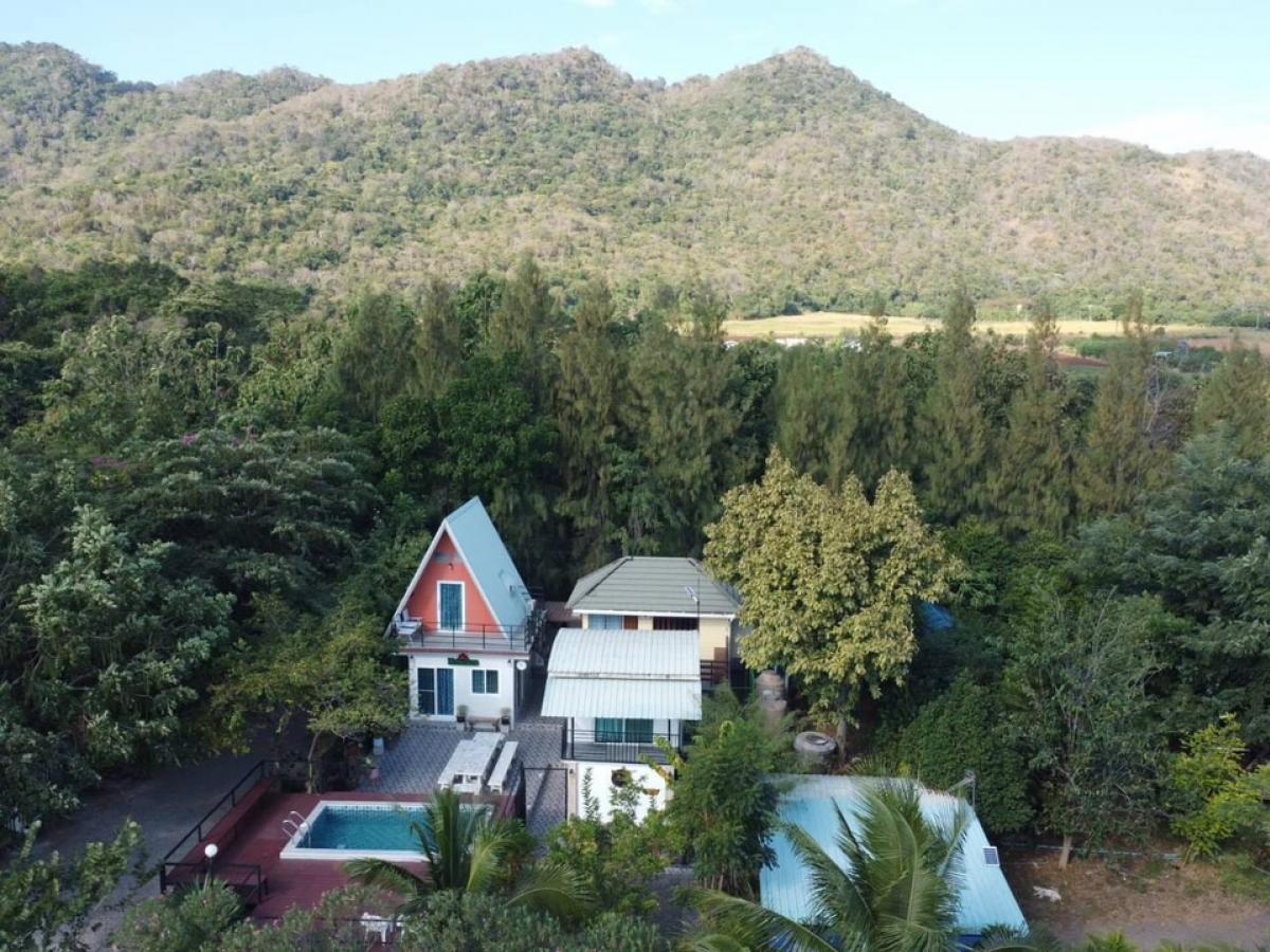 ขายบ้านสระบุรี : 📢👇ขายบ้านพร้อมสระว่ายน้ำในที่ดิน 4 ไร่ สระบุรี ไม่ไกลจากกรุงเทพ  จากฟิวเจอร์พาร์ครังสิต ระยะทางประมาณ 120 กิโลเมตร อากาศดี ราคาดี  ด้านหลังเป็นสวนผลไม้ ทั้งมะขามเทศ ลำไย ส้มโอ น้อยหน่า มะม่วง เอกสารสิทธิ์โฉนดครุฑแดง