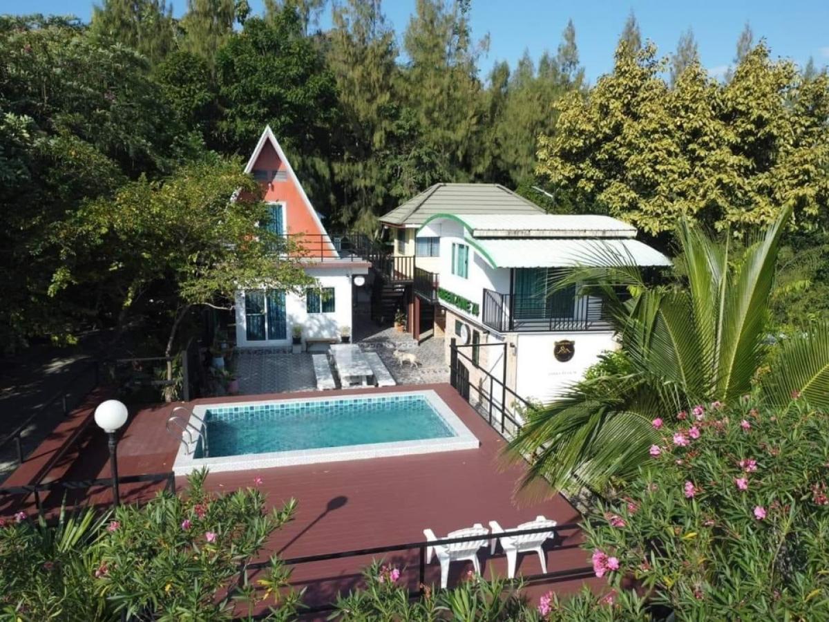 ขายบ้านสระบุรี : 📢👇ขายบ้านพร้อมสระว่ายน้ำในที่ดิน 4 ไร่ สระบุรี ไม่ไกลจากกรุงเทพ  จากฟิวเจอร์พาร์ครังสิต ระยะทางประมาณ 120 กิโลเมตร อากาศดี ราคาดี  ด้านหลังเป็นสวนผลไม้ ทั้งมะขามเทศ ลำไย ส้มโอ น้อยหน่า มะม่วง เอกสารสิทธิ์โฉนดครุฑแดง