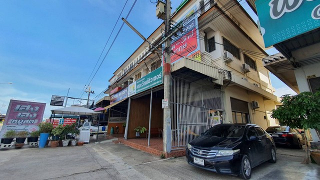 For SaleShop HouseMahachai Samut Sakhon : Commercial building for sale, 3 and a half floors, next to Kitmanee Road, in front of Muang Thong Village, opposite CJ Express, Samut Sakhon, cheap price.