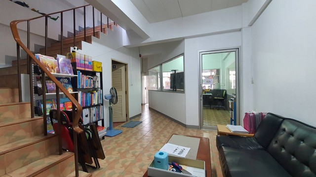 For SaleShop HouseMahachai Samut Sakhon : Commercial building for sale, 3 and a half floors, next to Kitmanee Road, in front of Muang Thong Village, opposite CJ Express, Samut Sakhon, cheap price.