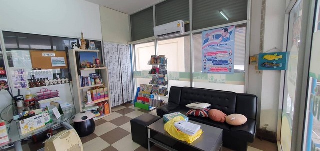 For SaleShop HouseMahachai Samut Sakhon : Commercial building for sale, 3 and a half floors, next to Kitmanee Road, in front of Muang Thong Village, opposite CJ Express, Samut Sakhon, cheap price.