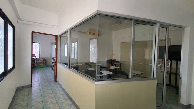 For SaleShop HouseMahachai Samut Sakhon : Commercial building for sale, 3 and a half floors, next to Kitmanee Road, in front of Muang Thong Village, opposite CJ Express, Samut Sakhon, cheap price.