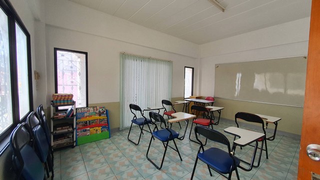 For SaleShop HouseMahachai Samut Sakhon : Commercial building for sale, 3 and a half floors, next to Kitmanee Road, in front of Muang Thong Village, opposite CJ Express, Samut Sakhon, cheap price.