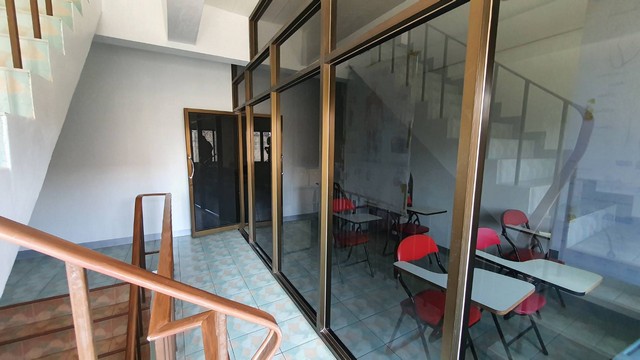 For SaleShop HouseMahachai Samut Sakhon : Commercial building for sale, 3 and a half floors, next to Kitmanee Road, in front of Muang Thong Village, opposite CJ Express, Samut Sakhon, cheap price.