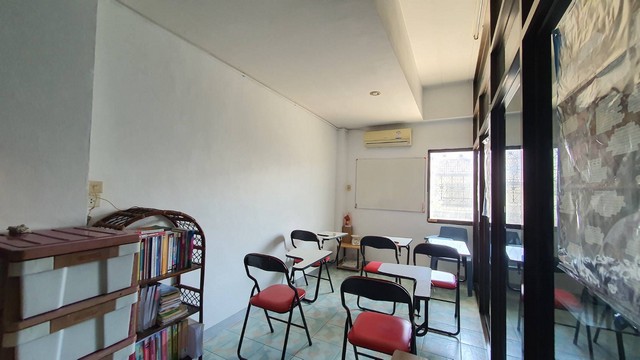 For SaleShop HouseMahachai Samut Sakhon : Commercial building for sale, 3 and a half floors, next to Kitmanee Road, in front of Muang Thong Village, opposite CJ Express, Samut Sakhon, cheap price.