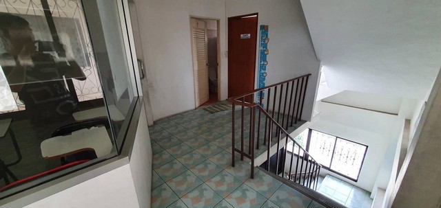 For SaleShop HouseMahachai Samut Sakhon : Commercial building for sale, 3 and a half floors, next to Kitmanee Road, in front of Muang Thong Village, opposite CJ Express, Samut Sakhon, cheap price.