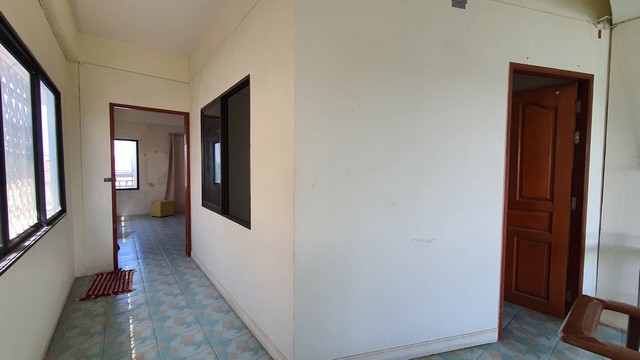 For SaleShop HouseMahachai Samut Sakhon : Commercial building for sale, 3 and a half floors, next to Kitmanee Road, in front of Muang Thong Village, opposite CJ Express, Samut Sakhon, cheap price.