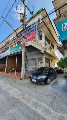 For SaleShop HouseMahachai Samut Sakhon : Commercial building for sale, 3 and a half floors, next to Kitmanee Road, in front of Muang Thong Village, opposite CJ Express, Samut Sakhon, cheap price.