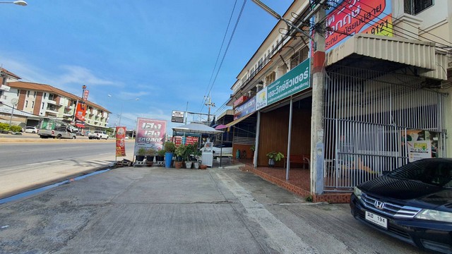 For SaleShop HouseMahachai Samut Sakhon : Commercial building for sale, 3 and a half floors, next to Kitmanee Road, in front of Muang Thong Village, opposite CJ Express, Samut Sakhon, cheap price.