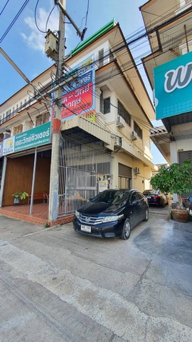 For SaleShop HouseMahachai Samut Sakhon : Commercial building for sale, 3 and a half floors, next to Kitmanee Road, in front of Muang Thong Village, opposite CJ Express, Samut Sakhon, cheap price.