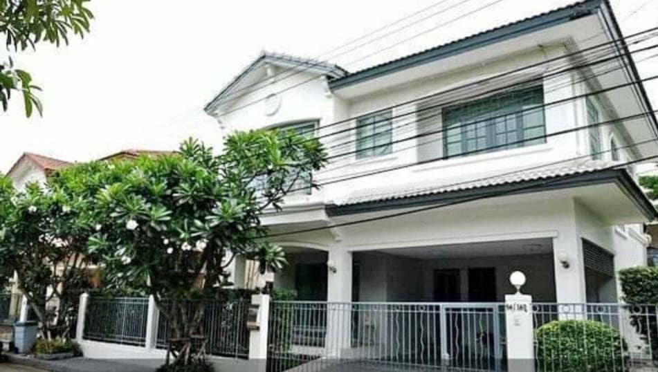 For RentHouseSamut Prakan,Samrong : 2-story detached house for rent, Manthana Village, Srinakarin, large house, fully furnished, newly renovated, house facing northeast. Near Mega Bangna, near MRT Yellow Line