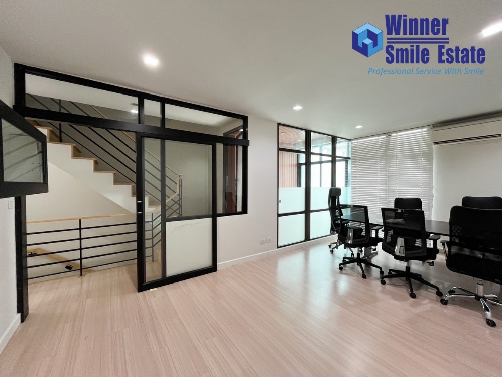 For RentTownhomeSamut Prakan,Samrong : For rent: Home Office / Home Office Plex Bangna, Plex Bangna, in the front zone, next to the entrance and exit of the project, 3 floors, 190 sq m.