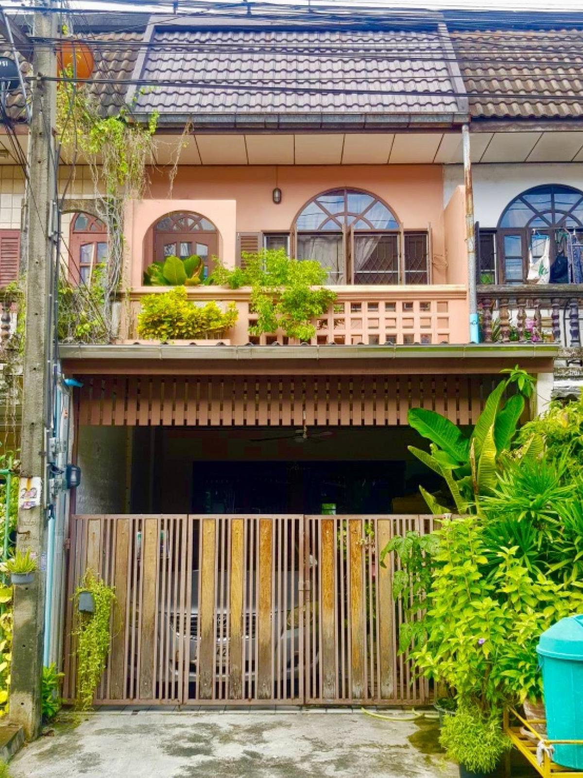 For SaleTownhomeSeri Thai, Ramkhamhaeng Nida : 🔴 Selling cheap... further reduced from the original price. 2-storey townhouse *Sold as is. Thitiporn Village 1, Soi 98, Ramkhamhaeng Road (from Ramkhamhaeng Road, enter the alley for about 200 meters)