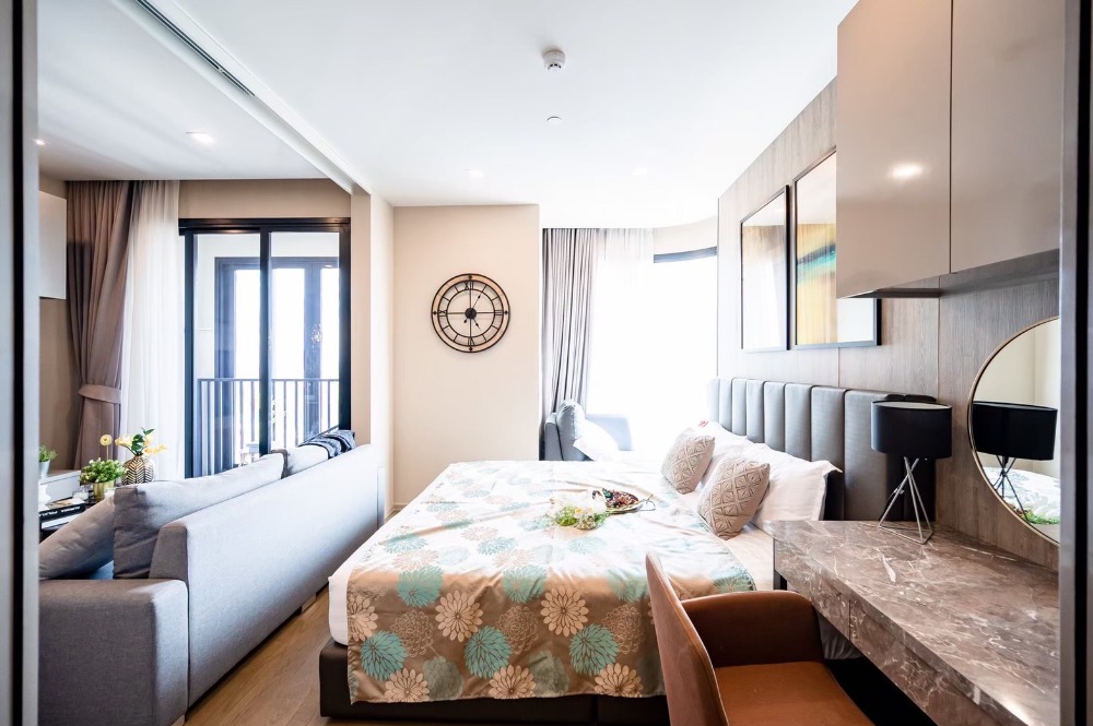 For RentCondoSukhumvit, Asoke, Thonglor : Rare Item, Best Price Ashton Asoke for rent 40k, beautiful room, curved glass for Asoke view.