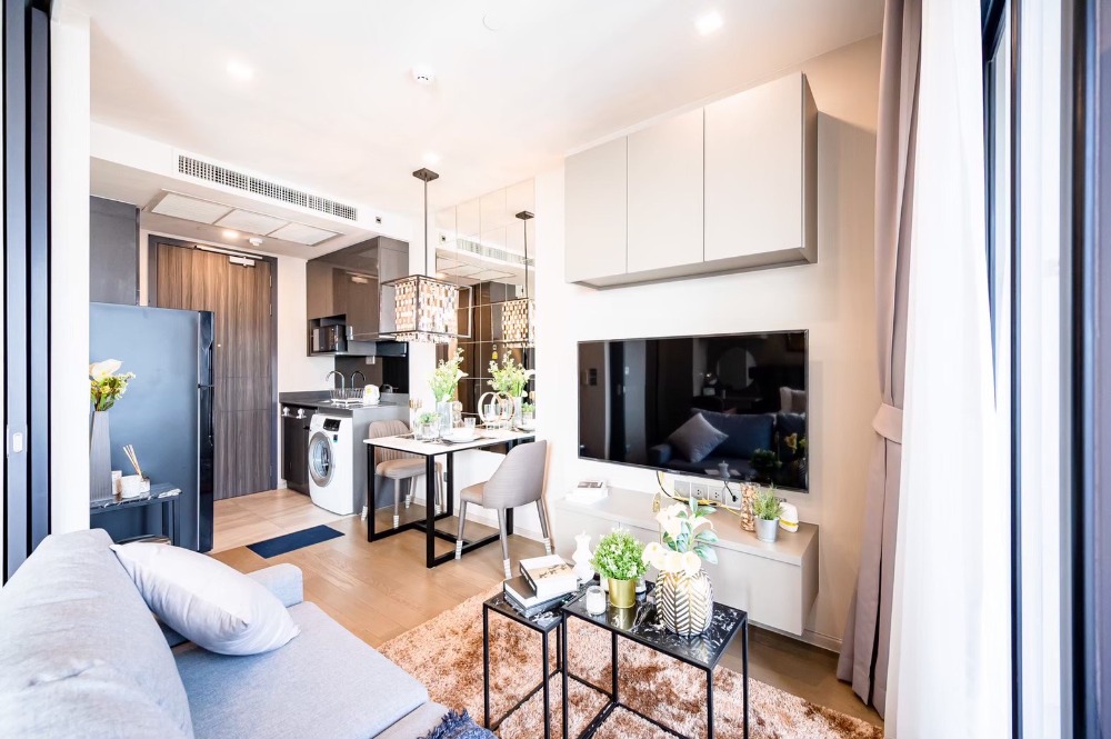 For RentCondoSukhumvit, Asoke, Thonglor : Rare Item, Best Price Ashton Asoke for rent 40k, beautiful room, curved glass for Asoke view.