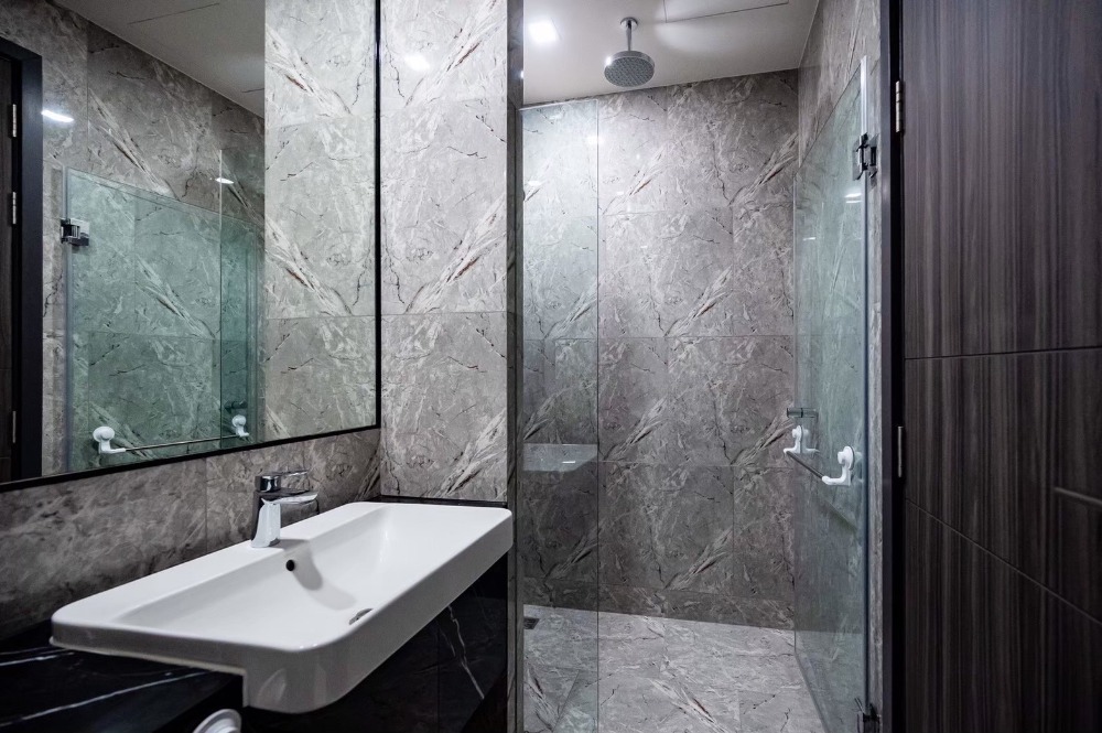 For RentCondoSukhumvit, Asoke, Thonglor : Rare Item, Best Price Ashton Asoke for rent 40k, beautiful room, curved glass for Asoke view.