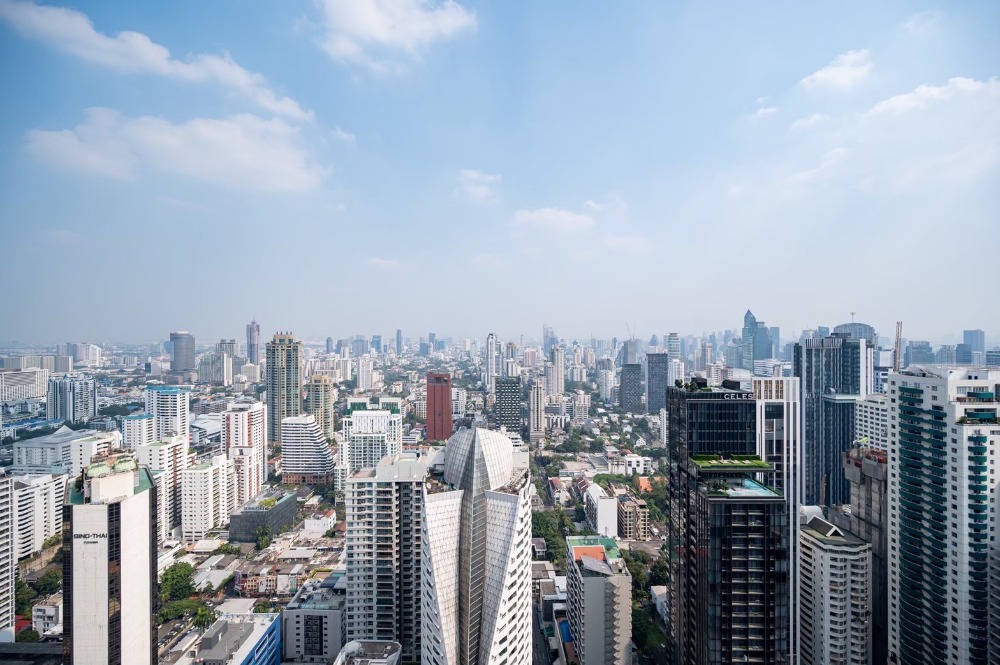 For RentCondoSukhumvit, Asoke, Thonglor : Rare Item, Best Price Ashton Asoke for rent 40k, beautiful room, curved glass for Asoke view.