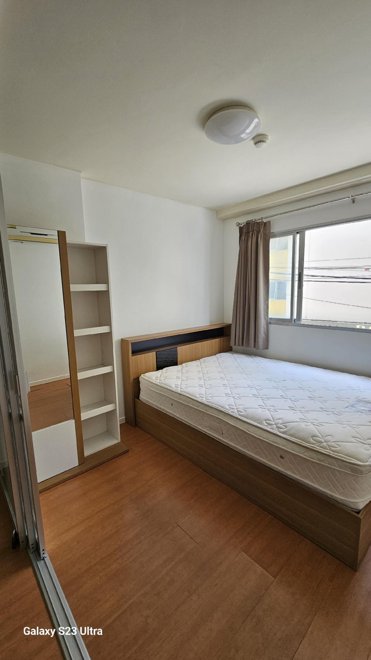 For RentCondoPattaya, Bangsaen, Chonburi : For rent, Lumpini Chonburi, room 27 sq m, 1 bedroom, special price, good building location, in front you can find 7-Eleven, very convenient ^_^ ^_^ ^_^ only 5000 baht, reduced from 5500. The baht is very cheap, dont delay. Beautiful room, you can move in.