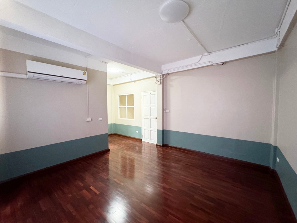 For SaleTownhomePattanakan, Srinakarin : For sale, 4-story townhome, Warathorn Ville, Phatthanakan 44, 31.5 sq m, 5 bedrooms, 7 bathrooms, newly renovated, near BTS.