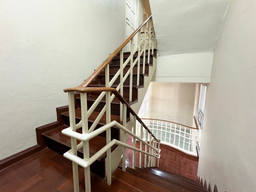 For SaleTownhomePattanakan, Srinakarin : For sale, 4-story townhome, Warathorn Ville, Phatthanakan 44, 31.5 sq m, 5 bedrooms, 7 bathrooms, newly renovated, near BTS.