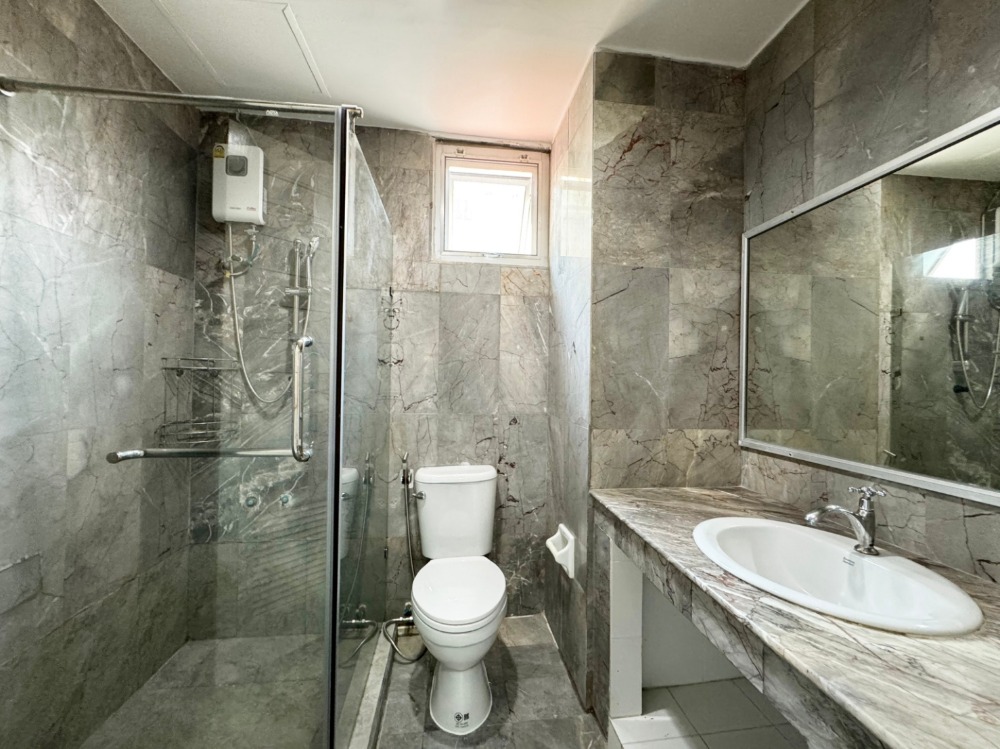 For SaleTownhomePattanakan, Srinakarin : For sale, 4-story townhome, Warathorn Ville, Phatthanakan 44, 31.5 sq m, 5 bedrooms, 7 bathrooms, newly renovated, near BTS.