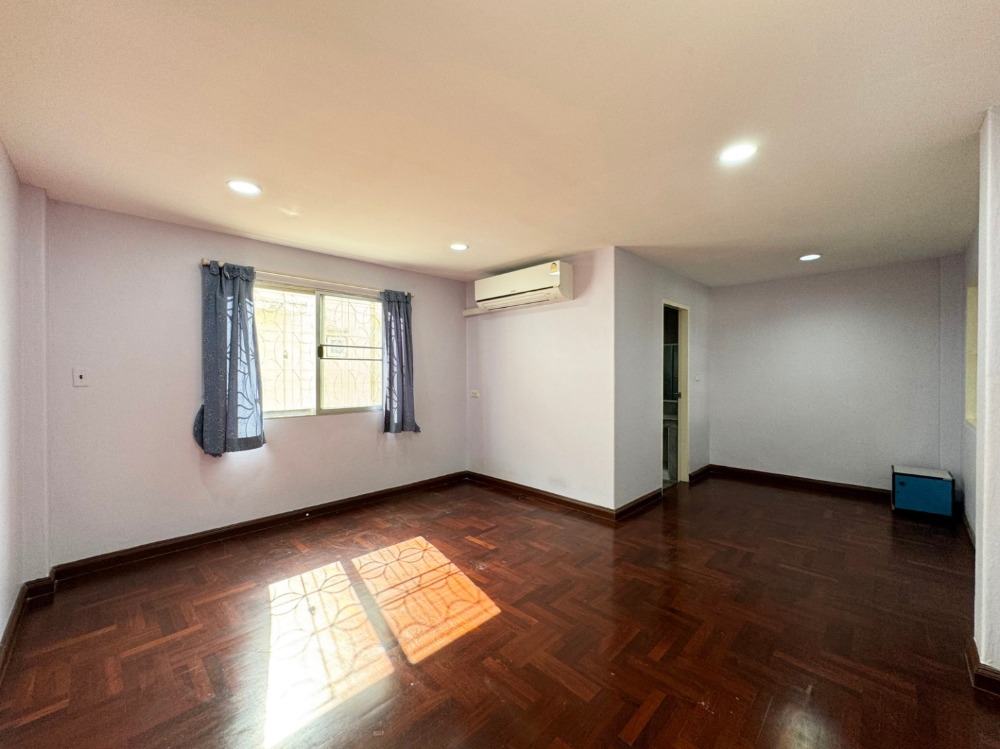 For SaleTownhomePattanakan, Srinakarin : For sale, 4-story townhome, Warathorn Ville, Phatthanakan 44, 31.5 sq m, 5 bedrooms, 7 bathrooms, newly renovated, near BTS.
