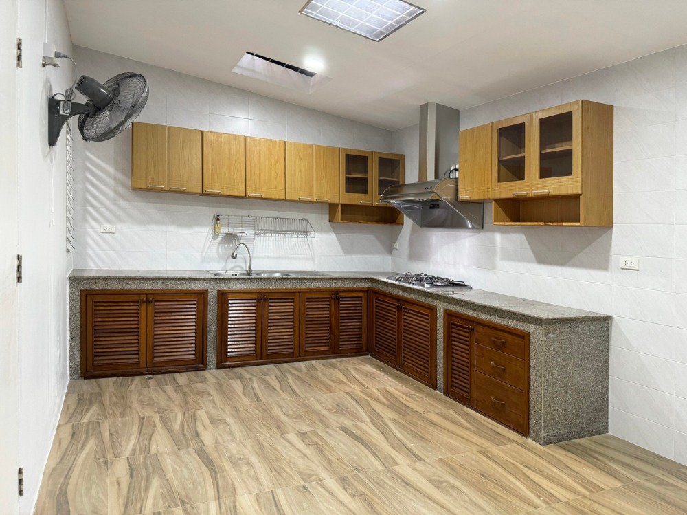 For SaleTownhomePattanakan, Srinakarin : For sale, 4-story townhome, Warathorn Ville, Phatthanakan 44, 31.5 sq m, 5 bedrooms, 7 bathrooms, newly renovated, near BTS.