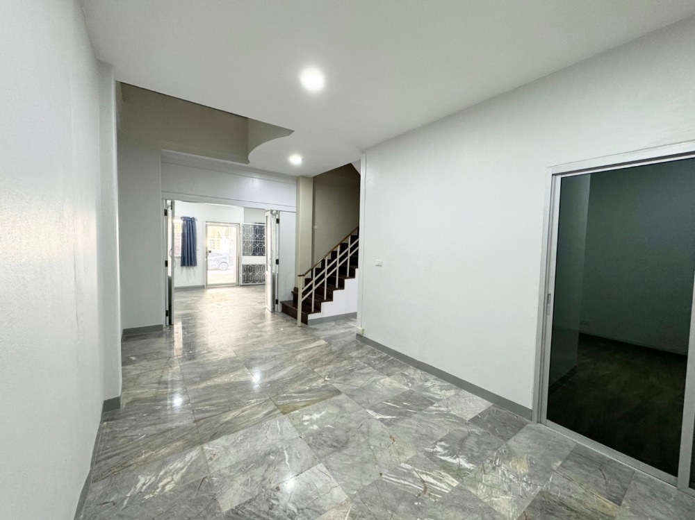 For SaleTownhomePattanakan, Srinakarin : For sale, 4-story townhome, Warathorn Ville, Phatthanakan 44, 31.5 sq m, 5 bedrooms, 7 bathrooms, newly renovated, near BTS.