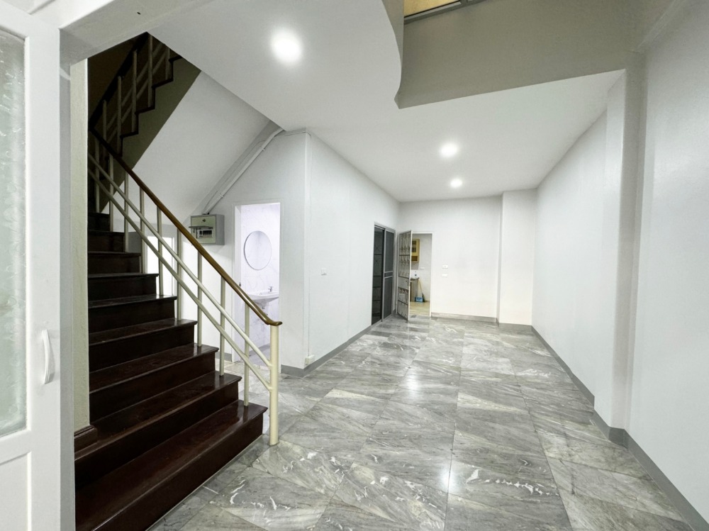 For SaleTownhomePattanakan, Srinakarin : For sale, 4-story townhome, Warathorn Ville, Phatthanakan 44, 31.5 sq m, 5 bedrooms, 7 bathrooms, newly renovated, near BTS.