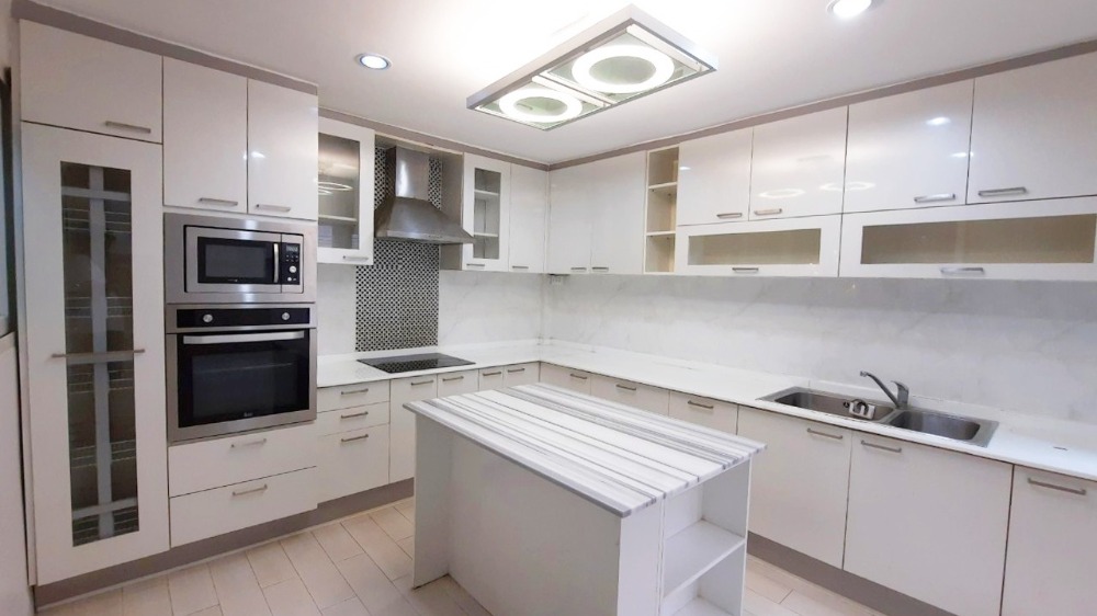 For SaleTownhomePattanakan, Srinakarin : Townhome for sale, 4 floors, Warathorn Ville, Phatthanakan 44, 31.5 sqw, 5 beds, 4 baths, newly renovated.