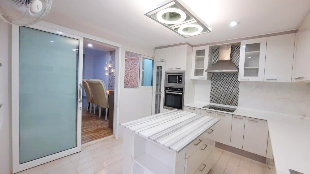 For SaleTownhomePattanakan, Srinakarin : Townhome for sale, 4 floors, Warathorn Ville, Phatthanakan 44, 31.5 sqw, 5 beds, 4 baths, newly renovated.