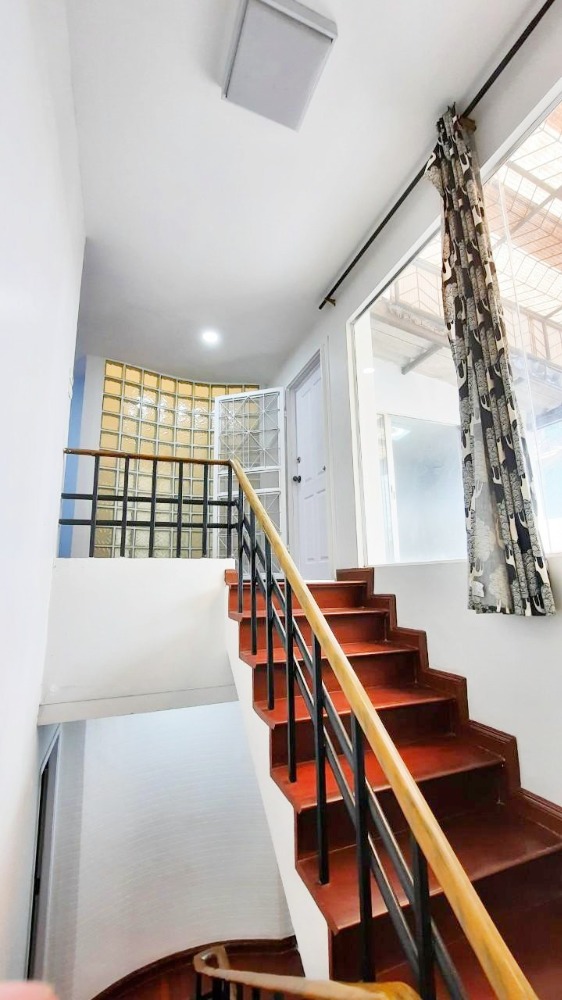 For SaleTownhomePattanakan, Srinakarin : Townhome for sale, 4 floors, Warathorn Ville, Phatthanakan 44, 31.5 sqw, 5 beds, 4 baths, newly renovated.