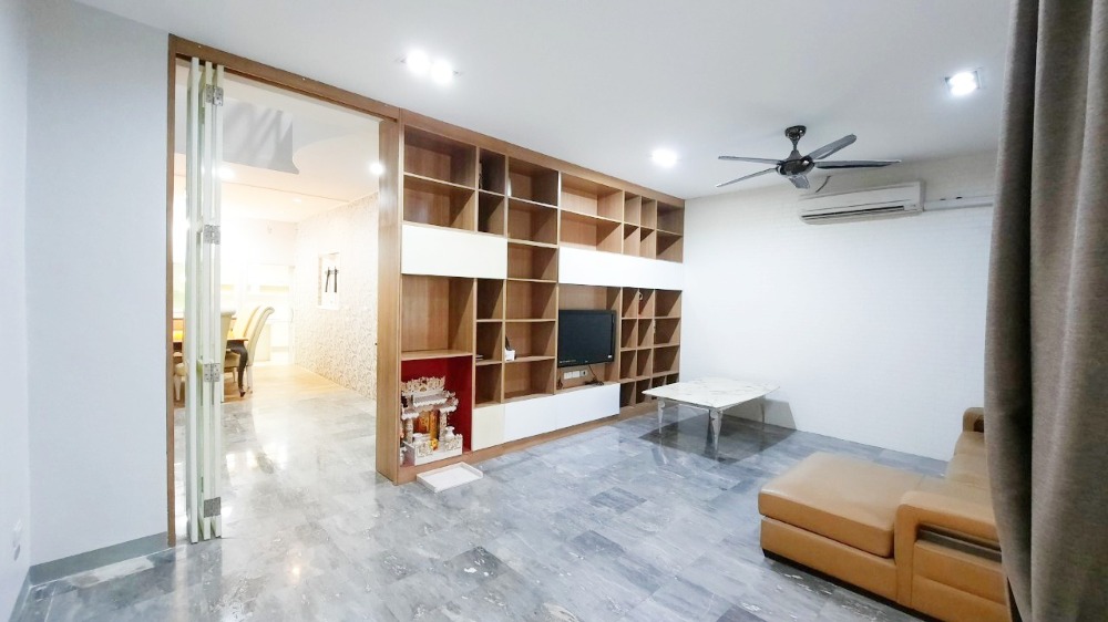For SaleTownhomePattanakan, Srinakarin : Townhome for sale, 4 floors, Warathorn Ville, Phatthanakan 44, 31.5 sqw, 5 beds, 4 baths, newly renovated.