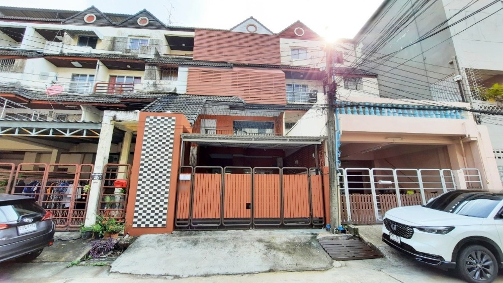 ขายทาวน์โฮมพัฒนาการ ศรีนครินทร์ : ขาย ทาวน์โฮม 4 ชั้น วราธรวิลล์ พัฒนาการ 44 31.5 ตร.วา 5 นอน 4 น้ำ รีโนเวทใหม่ เฟอร์และไฟฟ้าครบ พร้อมอยู่ ใกล้ BTS