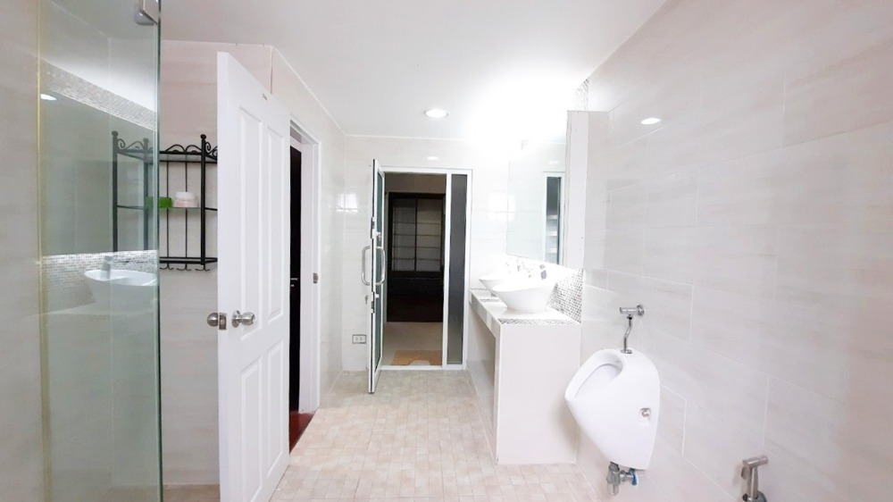 For SaleTownhomePattanakan, Srinakarin : Townhome for sale, 4 floors, Warathorn Ville, Phatthanakan 44, 31.5 sqw, 5 beds, 4 baths, newly renovated.