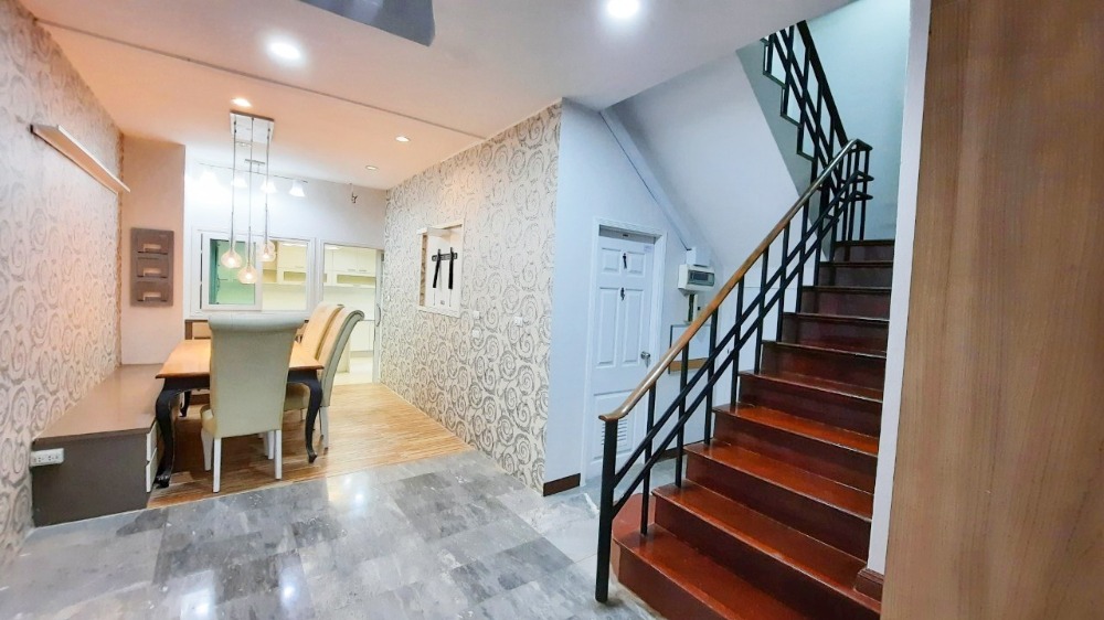 For SaleTownhomePattanakan, Srinakarin : Townhome for sale, 4 floors, Warathorn Ville, Phatthanakan 44, 31.5 sqw, 5 beds, 4 baths, newly renovated.