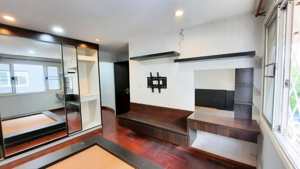 For SaleTownhomePattanakan, Srinakarin : Townhome for sale, 4 floors, Warathorn Ville, Phatthanakan 44, 31.5 sqw, 5 beds, 4 baths, newly renovated.