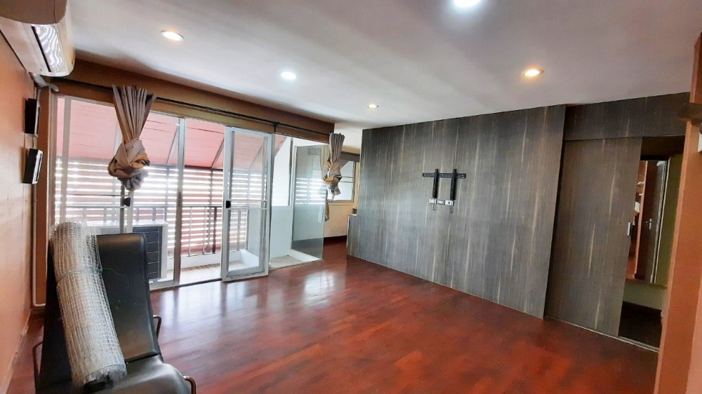 For SaleTownhomePattanakan, Srinakarin : Townhome for sale, 4 floors, Warathorn Ville, Phatthanakan 44, 31.5 sqw, 5 beds, 4 baths, newly renovated.