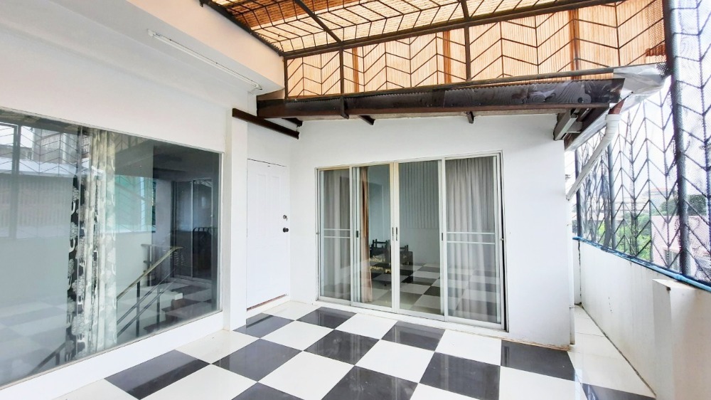 For SaleTownhomePattanakan, Srinakarin : Townhome for sale, 4 floors, Warathorn Ville, Phatthanakan 44, 31.5 sqw, 5 beds, 4 baths, newly renovated.