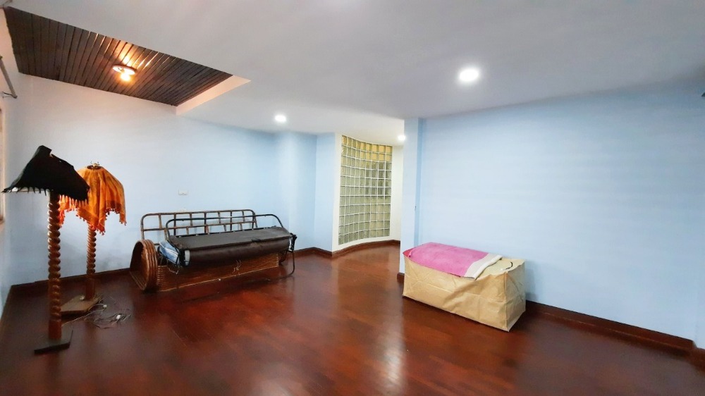 For SaleTownhomePattanakan, Srinakarin : Townhome for sale, 4 floors, Warathorn Ville, Phatthanakan 44, 31.5 sqw, 5 beds, 4 baths, newly renovated.