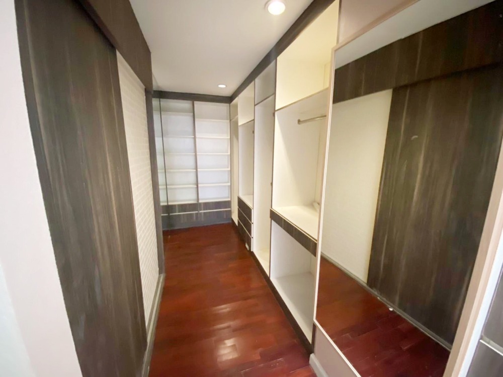 For SaleTownhomePattanakan, Srinakarin : Townhome for sale, 4 floors, Warathorn Ville, Phatthanakan 44, 31.5 sqw, 5 beds, 4 baths, newly renovated.