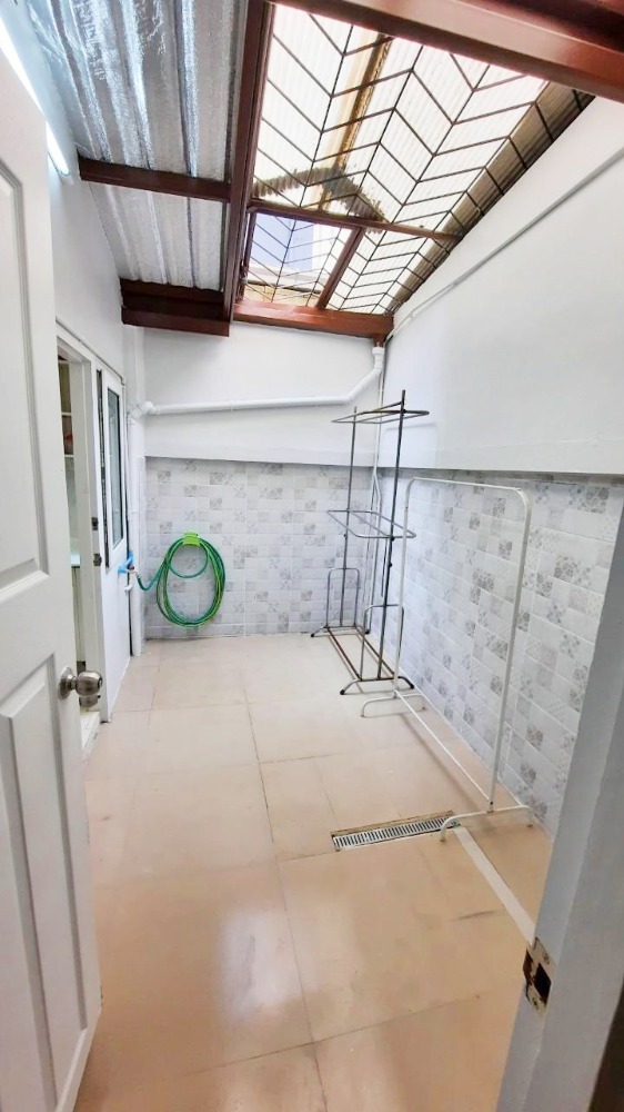 For SaleTownhomePattanakan, Srinakarin : Townhome for sale, 4 floors, Warathorn Ville, Phatthanakan 44, 31.5 sqw, 5 beds, 4 baths, newly renovated.