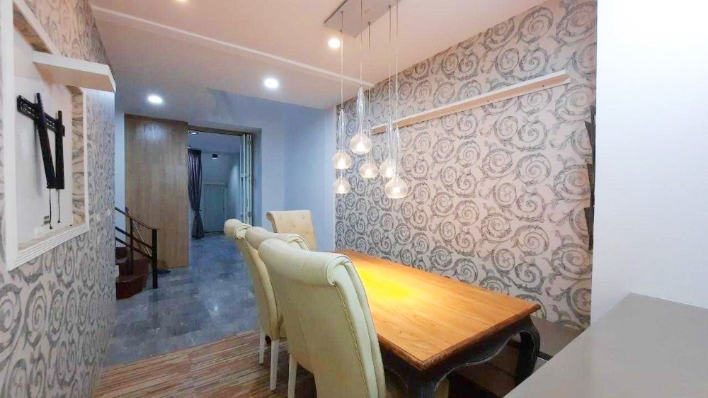 For SaleTownhomePattanakan, Srinakarin : Townhome for sale, 4 floors, Warathorn Ville, Phatthanakan 44, 31.5 sqw, 5 beds, 4 baths, newly renovated.