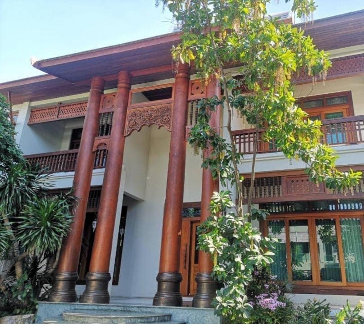 For SaleHousePathum Thani,Rangsit, Thammasat : 📢👇Luxury house for sale, golden teak wood, on almost rai of land, strong structure with 2-story steel, quiet, smooth, in a village with good security, near Future Park Rangsit, Motor way expressway.