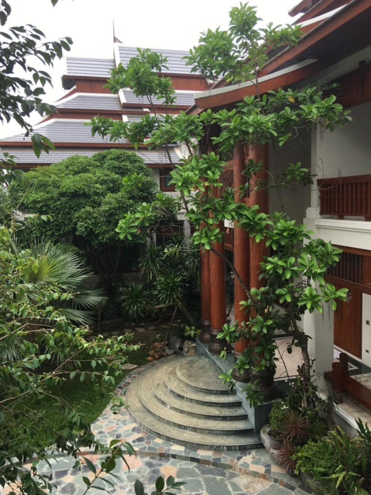 For SaleHousePathum Thani,Rangsit, Thammasat : 📢👇Luxury house for sale, golden teak wood, on almost rai of land, strong structure with 2-story steel, quiet, smooth, in a village with good security, near Future Park Rangsit, Motor way expressway.