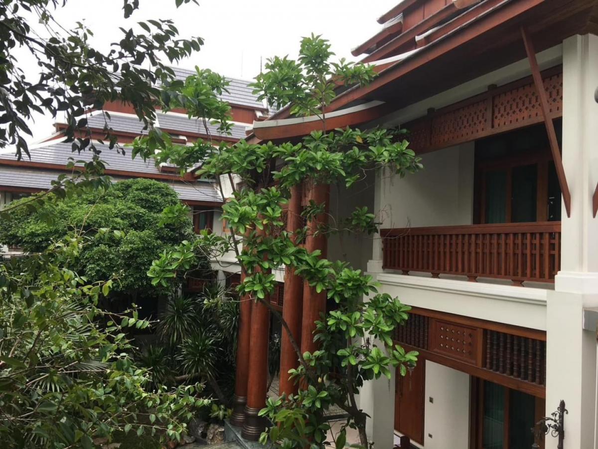 For SaleHousePathum Thani,Rangsit, Thammasat : 📢👇Luxury house for sale, golden teak wood, on almost rai of land, strong structure with 2-story steel, quiet, smooth, in a village with good security, near Future Park Rangsit, Motor way expressway.