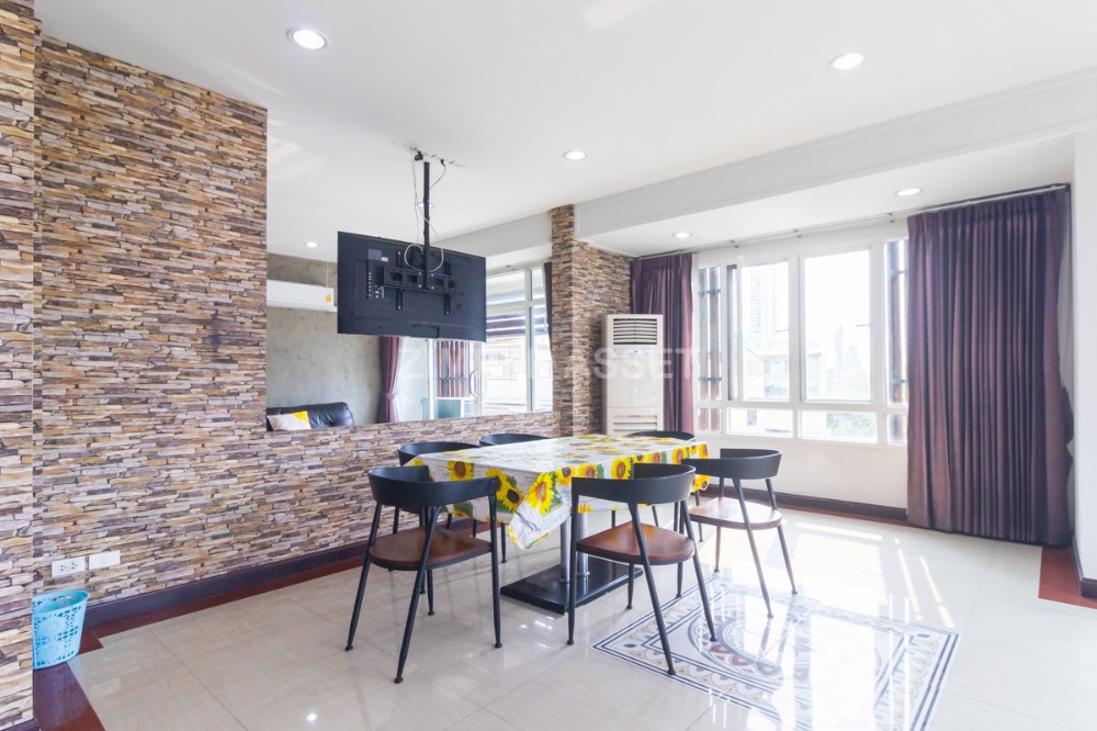 For RentSathorn, Narathiwat : Apartment with a view of the Chao Phraya River, Charoen Krung 58. Furnished rooms. near Asiatique and Icon Siam. Available for short term and long term to rent! Not far from BTS Saphan Taksin.